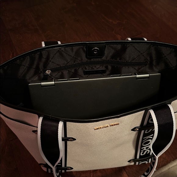 π Michael Kors Large Maeve Tote - Picture 10 of 10